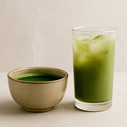 Matcha na Ciepło vs. Matcha na Zimno: Jak Sposób Parzenia Wpływa na Smak i Doznania?